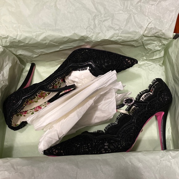 Gucci Virginia Black Lace Mary Jane Pump - Picture 16 of 16